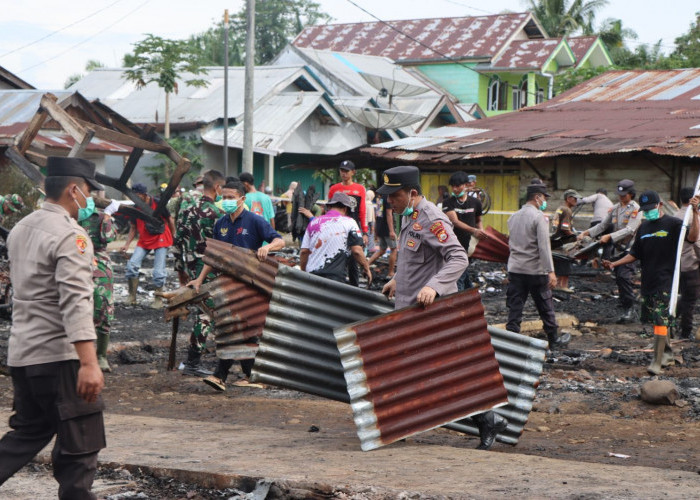 Gotong-royong, TNI dan Polri Bergerak Bersihkan Puing Sisa Kebakaran di Pasar Sido Mukti 