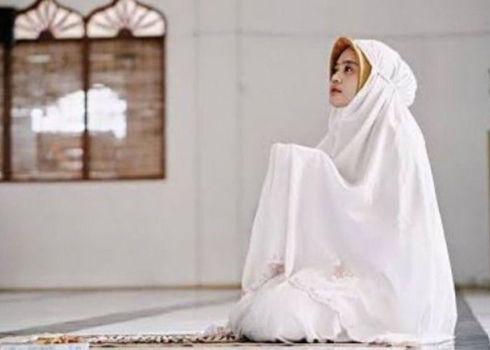 Untuk Wanita, Sholat Tidak Menutup Bawah Dagu Jadi Tidak Sah? Begini Kata Ustadz Abdul Somad