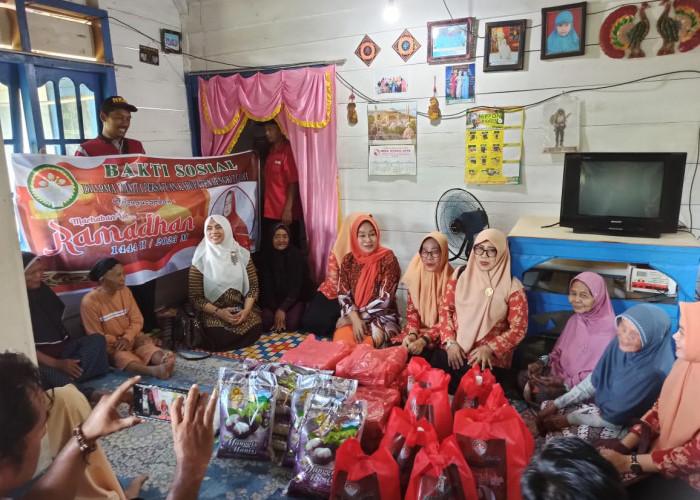 Jelang Lebaran, Ny Eko Bersama DWP Berbagi Kebahagiaan dengan Warga Padang Jaya 