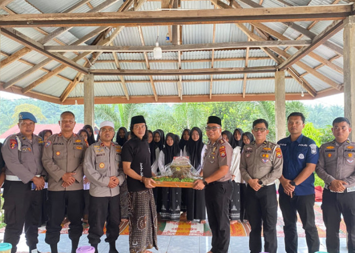 Kapolres Mukomuko Sambangi Pesantren AFNA, Bawa Tumpeng di Hari Santri