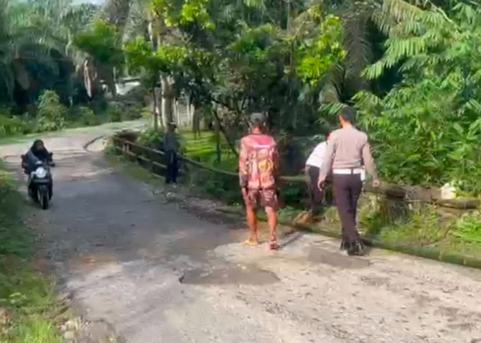Polisi Pasang Pengaman Darurat di Jembatan Mumbang II, Camat Desak Perbaikan 