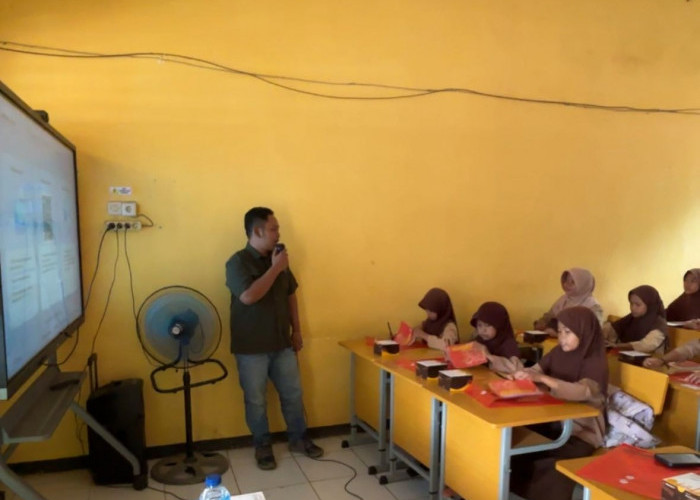 Literasi Sejak Dini, Radar Utara Ajak Siswa Berkreasi Lewat Mading Sekolah