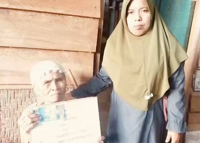 Pemdes Marga Sakti Salurkan BLT Dana Desa Periode Mei-Juni kepada 18 KPM Secara Door to Door