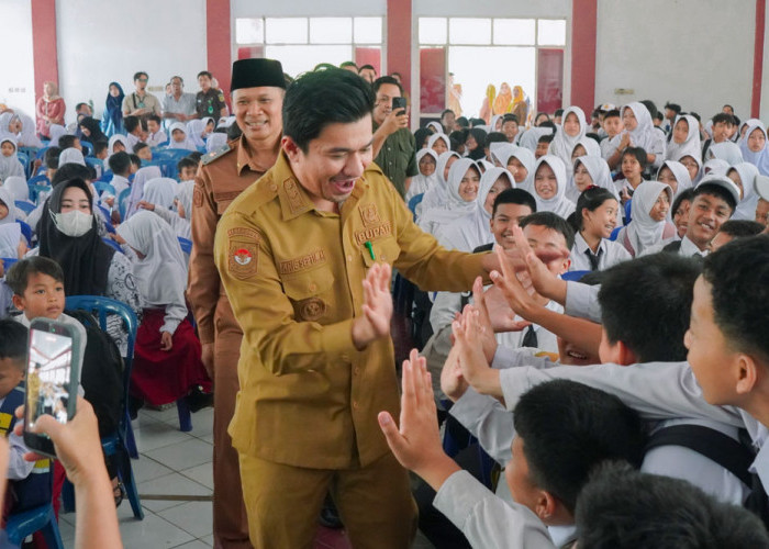 Kurangi Beban Masyarakat, Bupati Arie Serahkan Seragam Gratis Untuk SD dan SMP