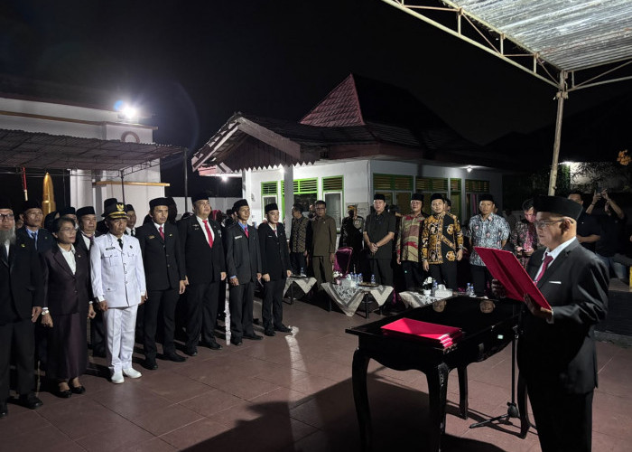 Malam Jum’at Kliwon, Wabup Sumarno Lantik Puluhan Pejabat di Taman Makam Pahlawan 