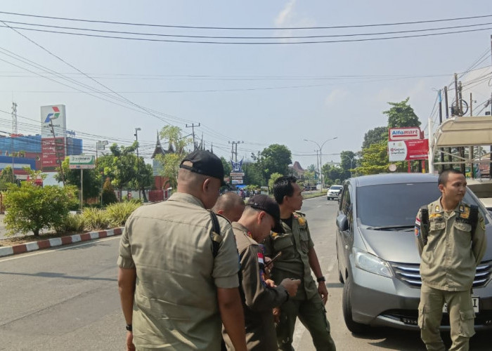 Satpol PP Kota Tertibkan Kendaraan di Two K Azana Style Hotel