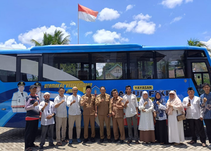 Bupati Bengkulu Utara Serahkan Mobil Bus Sekolah ke Yayasan Darul Fikri