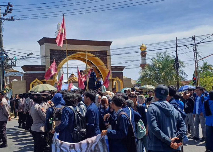 Tuntut UU TNI Direvisi, Massa Aksi Kecewa Karena DPRD Kosong