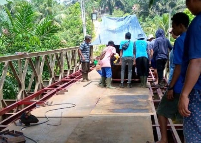 4 Hari Berlalu, Progres Perbaikan Jembatan di Desa Air Putih Masih Ditahap Ini