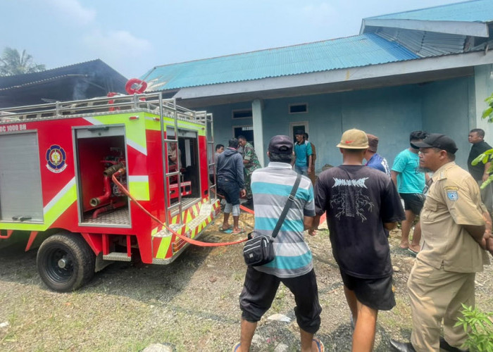 Damkar Dibantu Masyarakat, Gagalkan Kebakaran di Padang Jaya