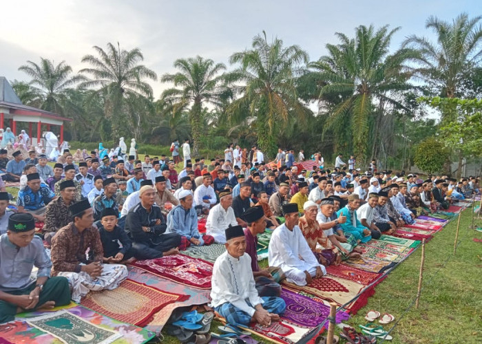 Suasana Khusyuk, Pemdes Air Tenang Perdana Gelar Sholat Idul Fitri Jamaah di Halaman Kantor Camat Napal Putih