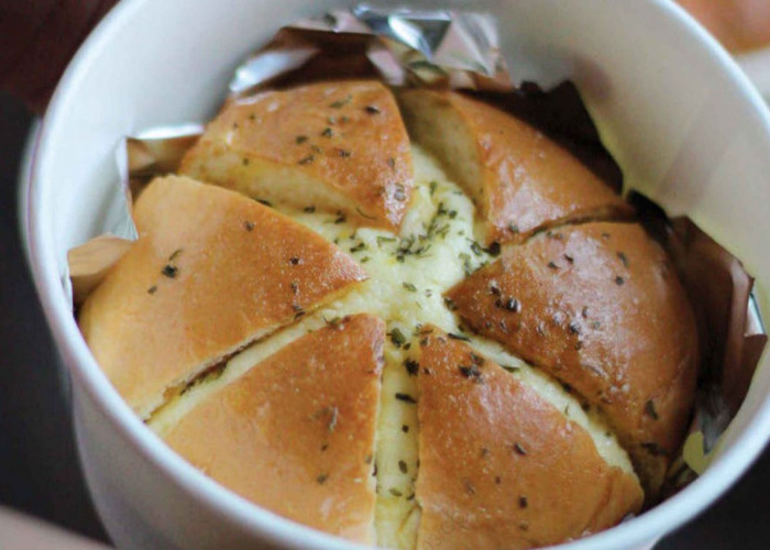 Lembut dan Creamy, Coba Resep Korean Garlic Cheese Bread Ini di Rumah