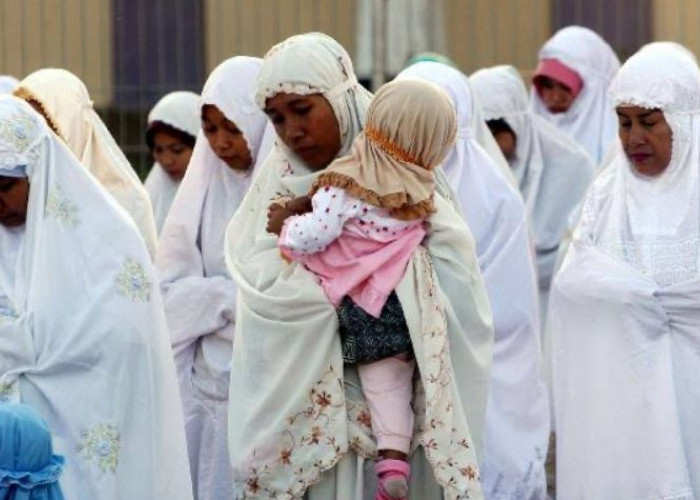 Anak Tantrum, Apakah Boleh Salat sambil Menggendong Anak?