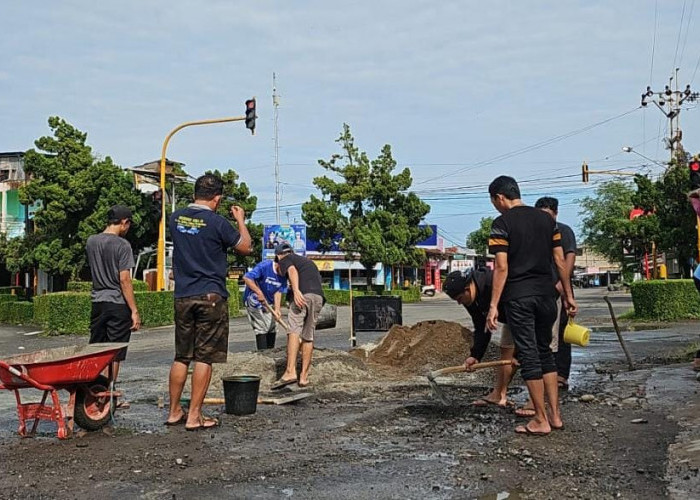 Rawan Kecelakaan, Belasan Pemuda Gelar Aksi Tambal Jalan di Simpang 4 Dwi Guna 