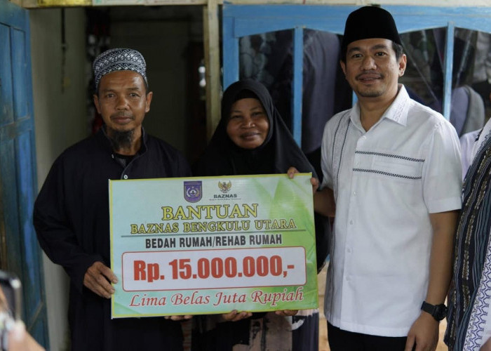Bupati Bengkulu Utara Serahkan Bantuan Bedah Rumah, Pasutri di Air Simpang Senyum Bahagia