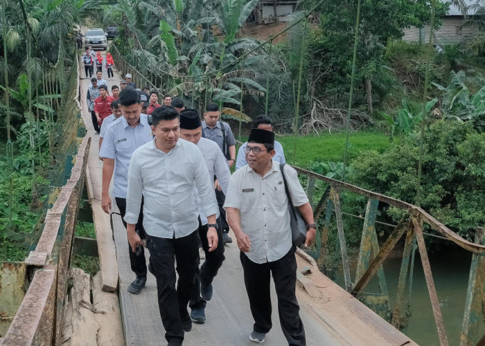 Silaturahmi Dengan Warga Pagardin, Arie Septia Adinata Pastikan Jalan dan Jembatan Dibangun