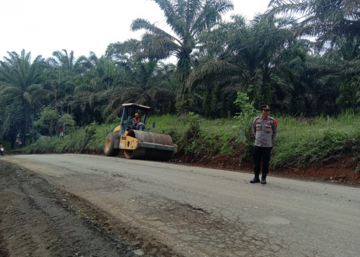 Rawan Kecelakaan, Polisi Monitor Pekerjaan Jalan Inpres di Padang Jaya 