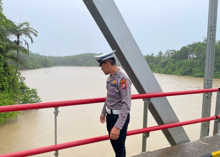 Antisipasi Banjir, Polsek Ketahun Patroli Pantau Debit Air Sungai, Kapolsek: Masih dalam Titik Aman!