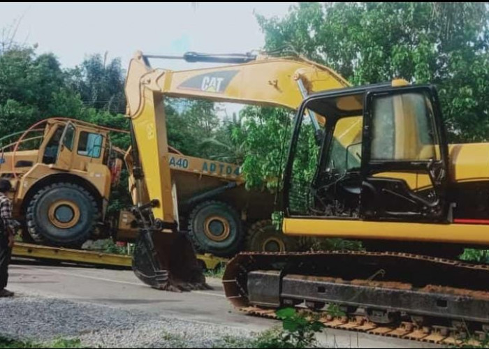 Pakai Excavator, Mobil Towing Muat ADT Sudah Dievakuasi, Jalan Lancar Lagi