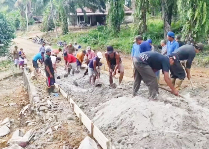 Tak Kunjung Dibangun, Warga Bukit Sari Patungan Cor Jalan Penghubung Antar Desa