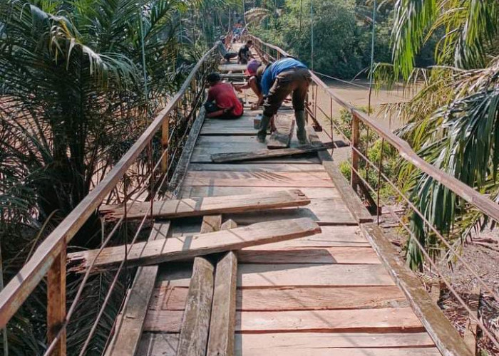 Antisipasi Korban, Pemdes dan Warga Gotong Royong Perbaiki Jembatan Lapuk di Muara Santan
