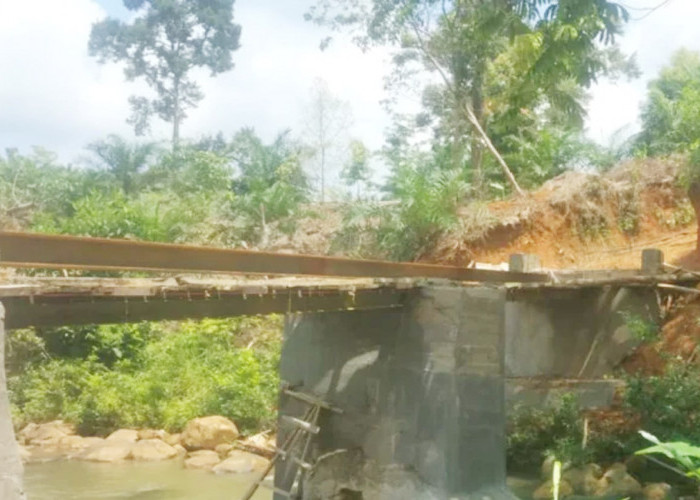 Tagih Janji Pemkab Bangun Jembatan Penghubung Air Sebayur-Rena Jaya