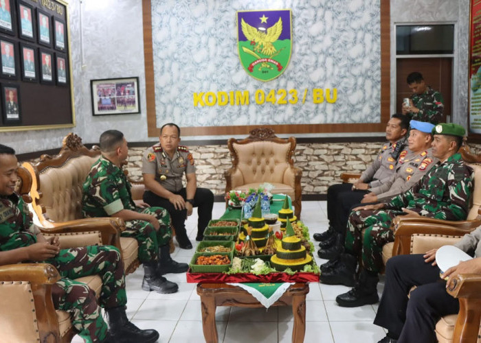 HUT TNI, Kapolres Bawa Tumpeng Sambangi Kodim 0423 Bengkulu Utara 