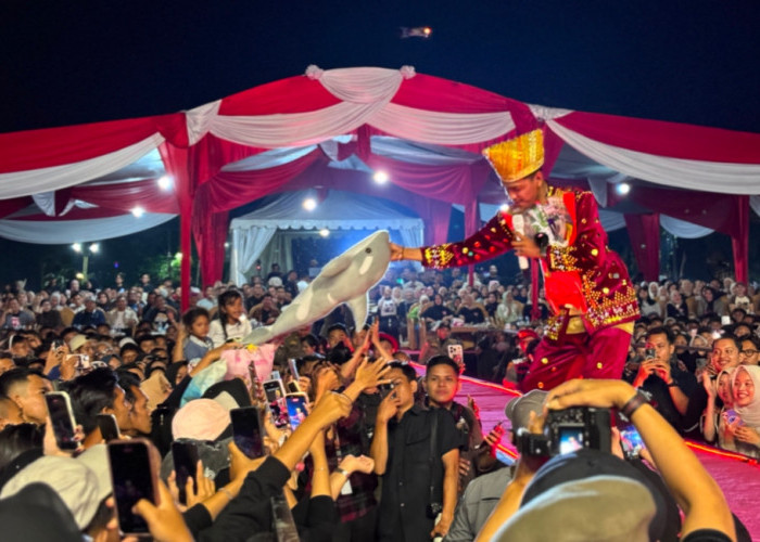Lautan Manusia Padati Alun-alun, Bintang Tamu Kompak Kenakan Pakaian Adat