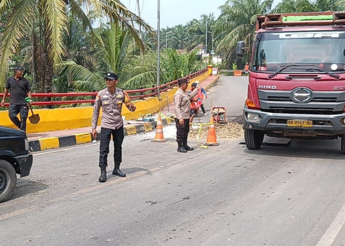 Perbaikan Darurat Jembatan Air Lingau Dimulai, Polisi Siaga Atur Lalulintas
