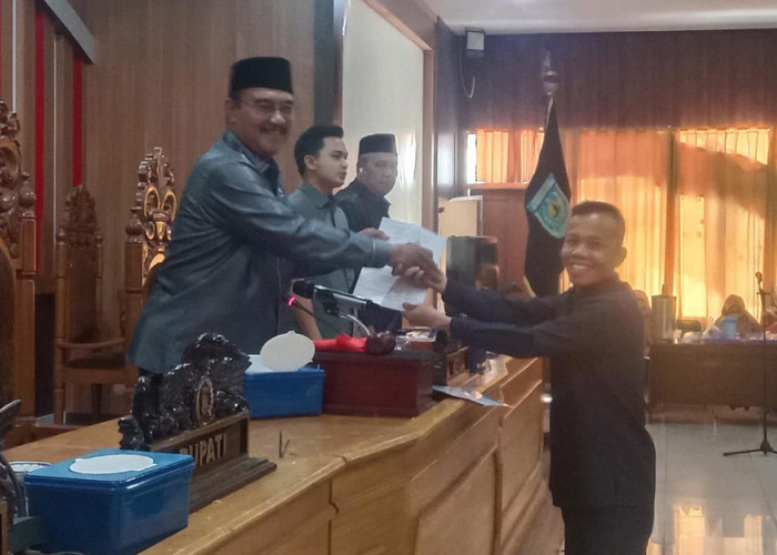 DPRD BU Gelar Paripurna Pandangan Fraksi Atas Raperda Pajak dan Retribusi Daerah
