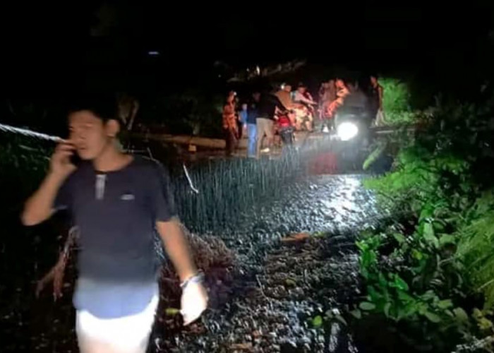 Roboh, Tiang Listrik di Jabi Picu Pemadaman dan Akses Jalan Tertutup