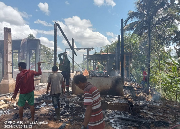Jelang Siang, Rumah Warga di Linmas Jaya Ludes Terbakar