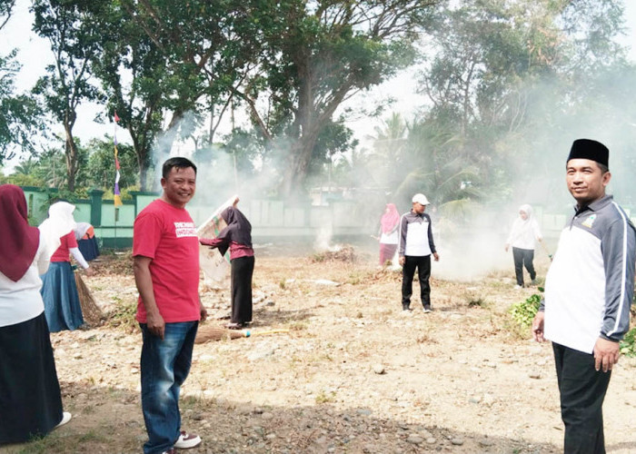 Gerakan Serentak, Kemenag Mukomuko Turun Bersihkan Masjid di Momen HUT RI ke-81