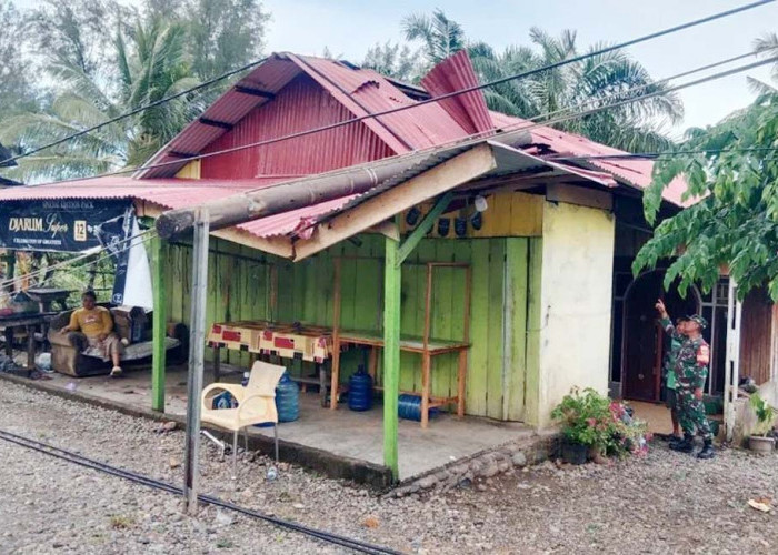 Hujan Badai, Dua Rumah Warga Koto Jaya Rusak Parah Tertimpa Tiang Listrik