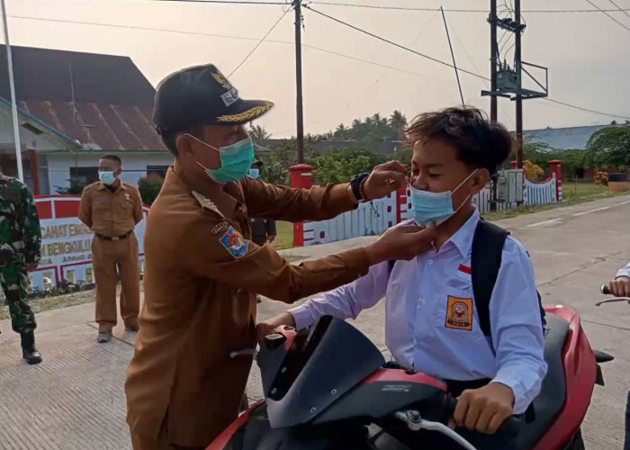 Camat Enggano Bagikan Masker, Warga Keluhkan Perih di Mata Akibat Abu Vulkanik