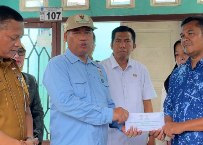 Bantu Korban Kebakaran di BU, Gubernur Helmi: Kita Harus Saling Tolong-Menolong