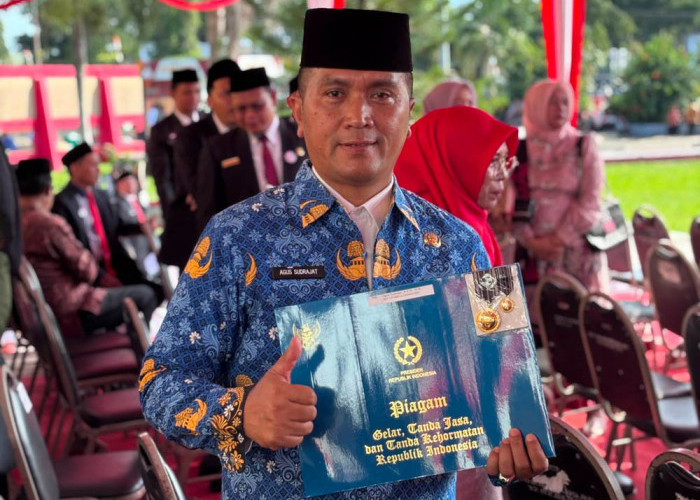 Tiga Dekade Mengabdi, Kadinsos Agus Sudrajad Terima Satyalancana Karya Satya