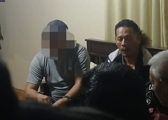 BREAKING NEWS! Berduaan dengan Perangkat Desa, Oknum Kades Digrebek Warga