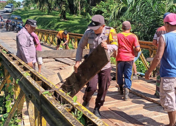 Membahayakan Keselamatan Pengendara, Warga Gotong Royong Perbaiki Jembatan