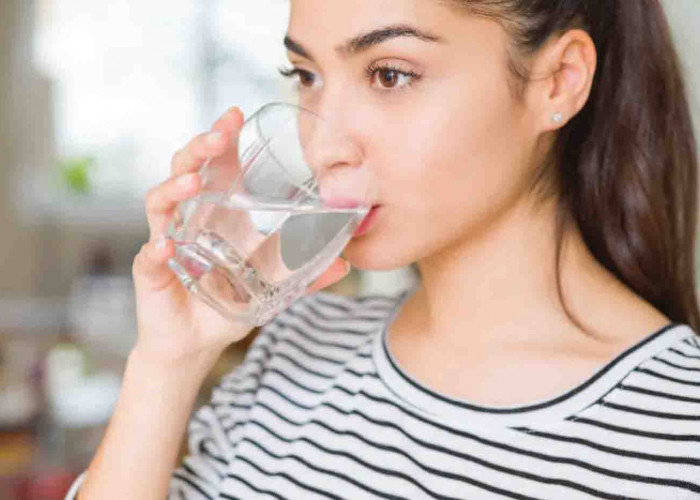 Hubungan Minum Air Putih Atasi Cegukan? Ini Begini Faktanya