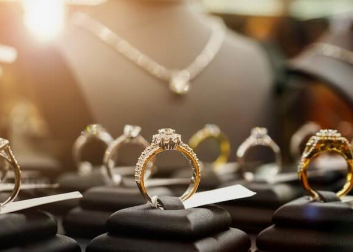 Tak Sekedar Gaya-gayaan, Ternyata Ini Alasan Kaum Perempuan Sangat Suka Memakai Perhiasan Emas