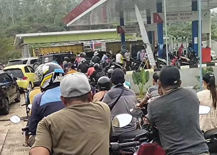 Eceran Pertamax Tembus Rp 18 Ribu/Liter, Antre Mengular Demi Dapatkan Pertalite