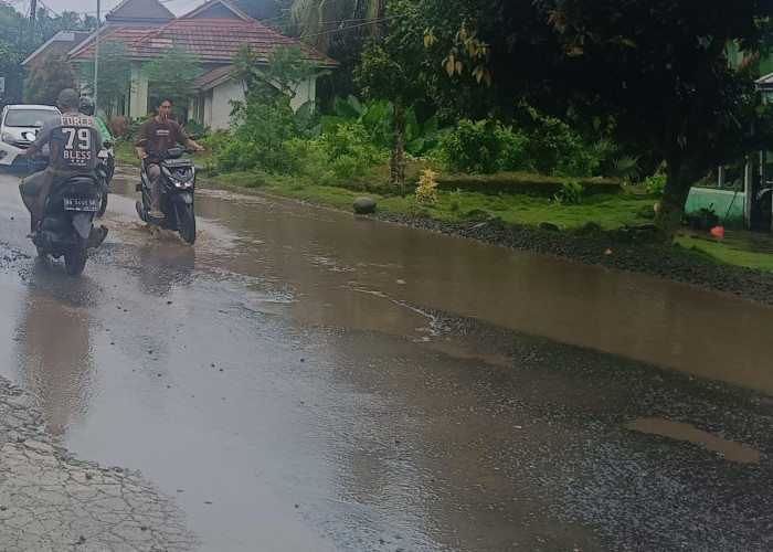 Duh, Baru Hujan Sebentar Jalan di TAP Sudah Jadi Kolam 