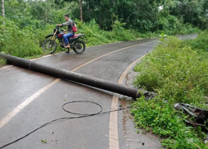 Serangan Angin Badai, Tiang Listrik di Tanjung Agung Palik Patah