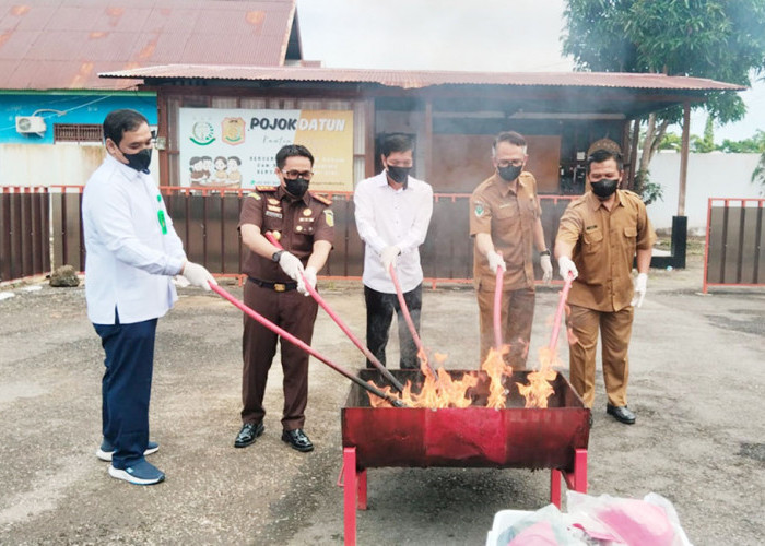 Kejari Mukomuko Musnahkan Barang Bukti 34 Perkara Tindak Pidana
