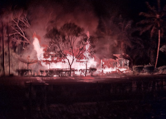 Kebakaran Hebat Ludeskan 2 Bangunan Rumah Warga di Simpang Batu, Kapolsek: Alhamdulillah Tidak Ada Korban Jiwa