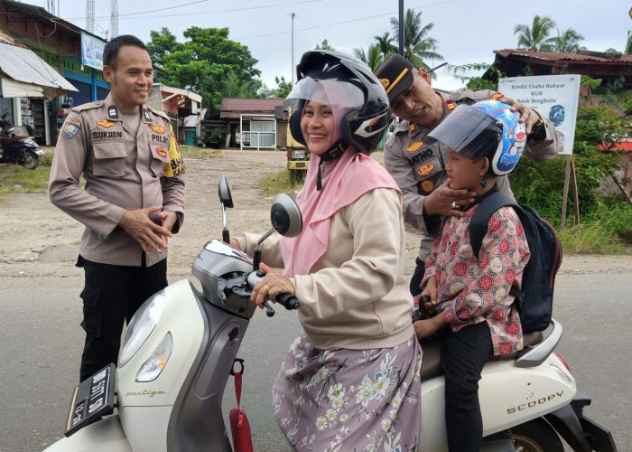 Polisi Beri Helm Gratis untuk Pengendara Tertib di Padang Jaya 