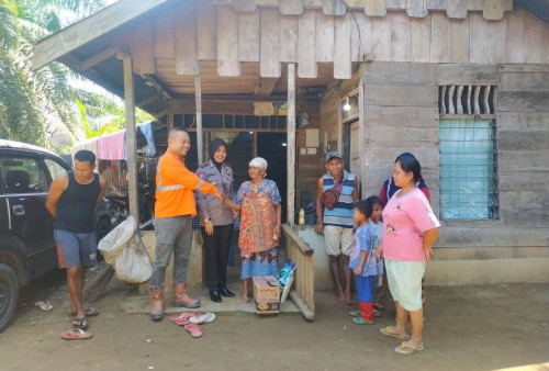 Polsek Napal Putih Bagikan Sembako