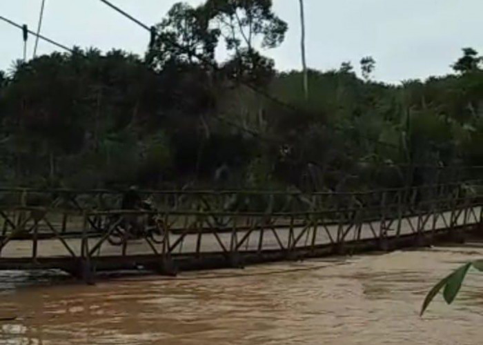 Sejajar dengan Air Sungai, Jembatan Gantung Pagardin Nyaris Hanyut