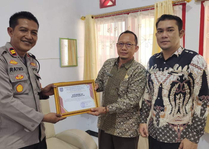 Aktif Membina Bola Volly Tingkat Kecamatan, Kapolsek Padang Jaya Terima Penghargaan
